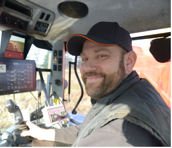 Andelshaver i traktor under høst med moderne udstyr